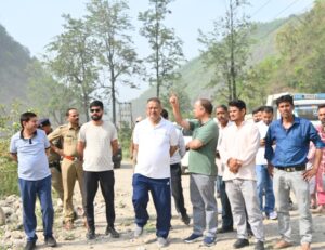 सुबह-सुबह आपदा प्रभावित क्षेत्र सरखेत पहुंचे कैबिनेट मंत्री गणेश जोशी, सुरक्षात्मक एवं विकास कार्यों का किया निरीक्षण