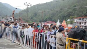 नीब करौरी बाबा के दरबार में उमड़ा श्रद्धालुओं का रेला, बाबा के जयकारों से गूंजा धाम