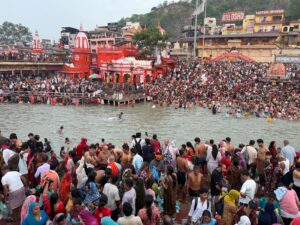 सोमवती अमावस्या के अवसर पर हरिद्वार में उमड़ी लाखों श्रद्धालुओं भीड़